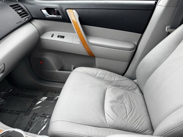 Used 2010 Toyota Highlander Limited image 25