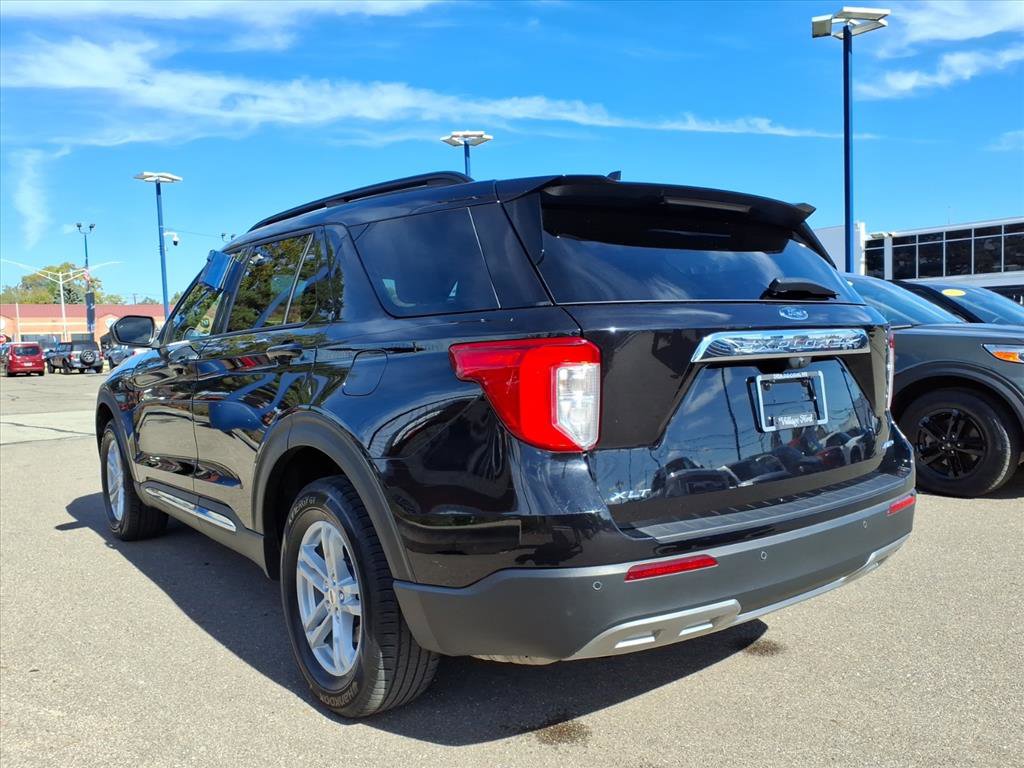 Used 2023 Ford Explorer XLT w/ Equipment Group 202A image 9
