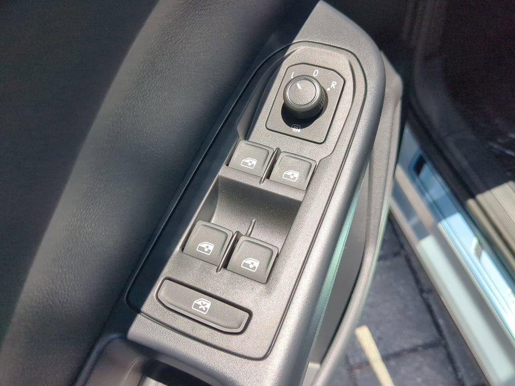 New 2026 Volkswagen Taos SE FWD image 17