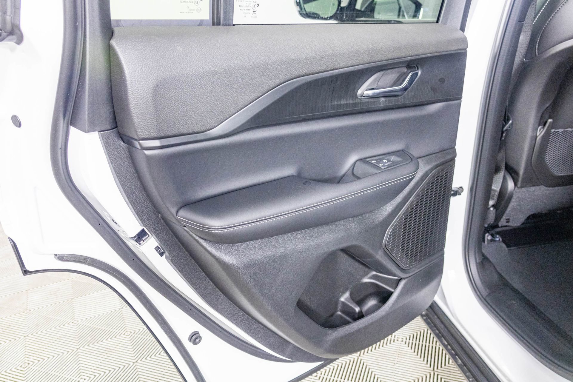 New 2025 Jeep Grand Cherokee Altitude image 27