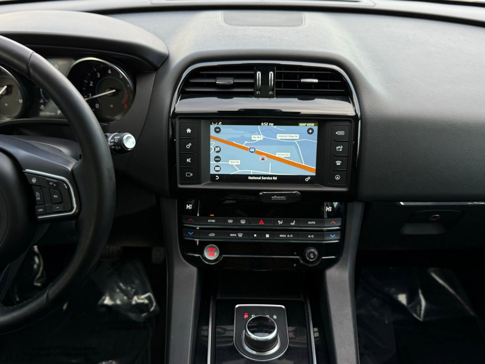 Used 2018 Jaguar F-PACE Premium image 28