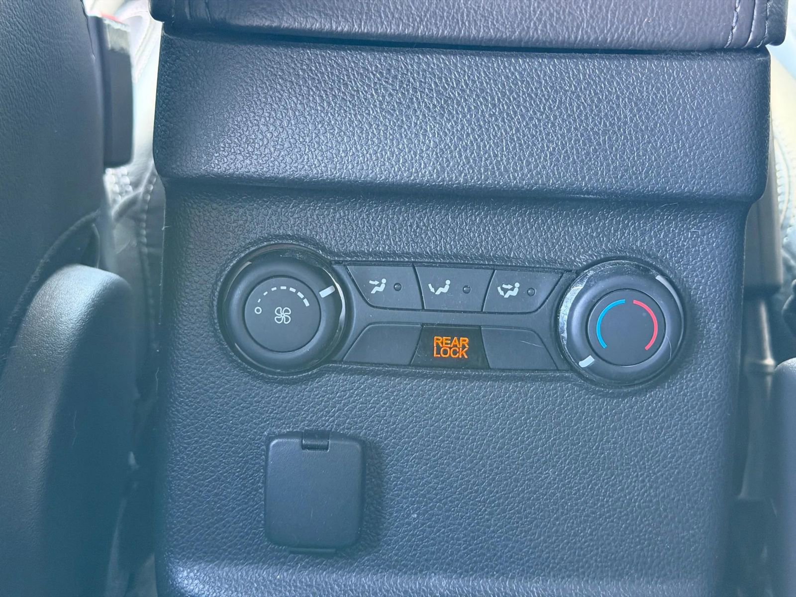 Used 2015 Ford Explorer XLT w/ Equipment Group 202A AWD/4WD image 40