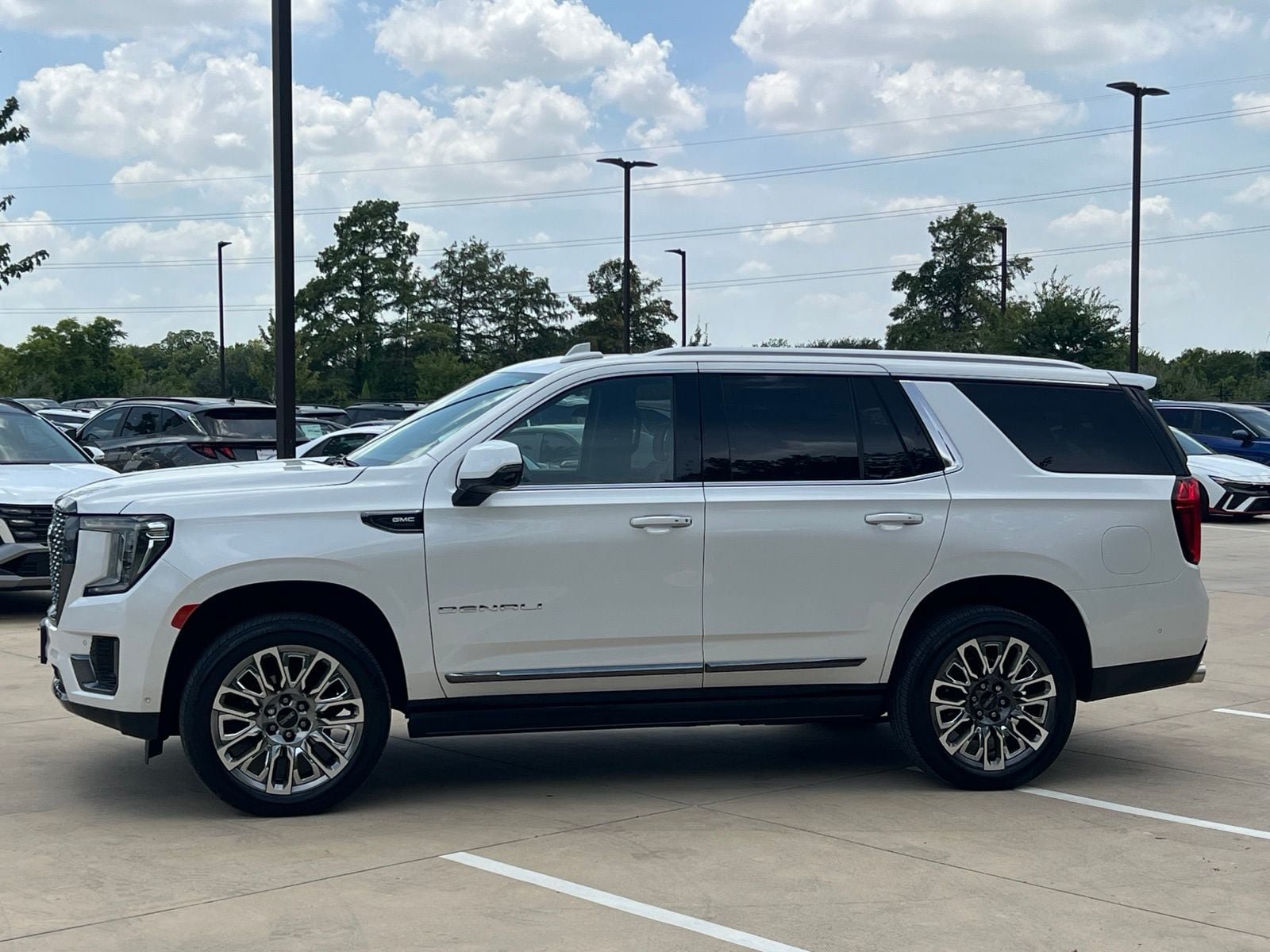 Used 2023 GMC Yukon Denali Ultimate AWD/4WD image 6