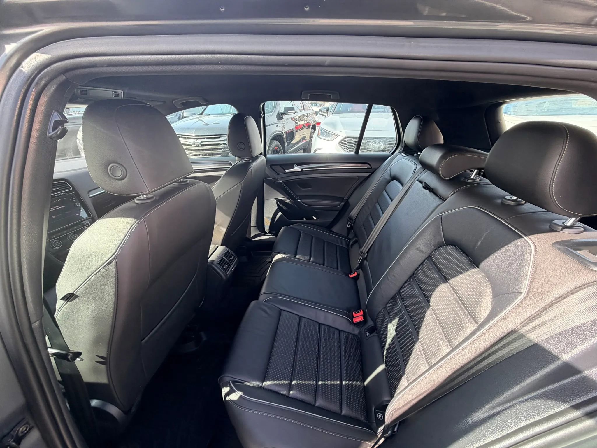 Used 2018 Volkswagen Golf 4-Door AWD/4WD image 24