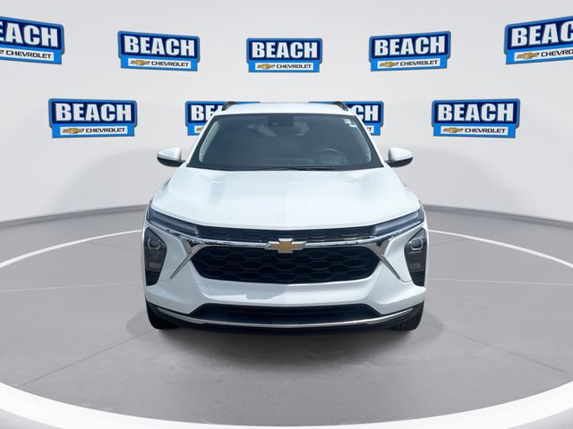 Used 2025 Chevrolet Trax LT w/ LT Convenience Package FWD image 3