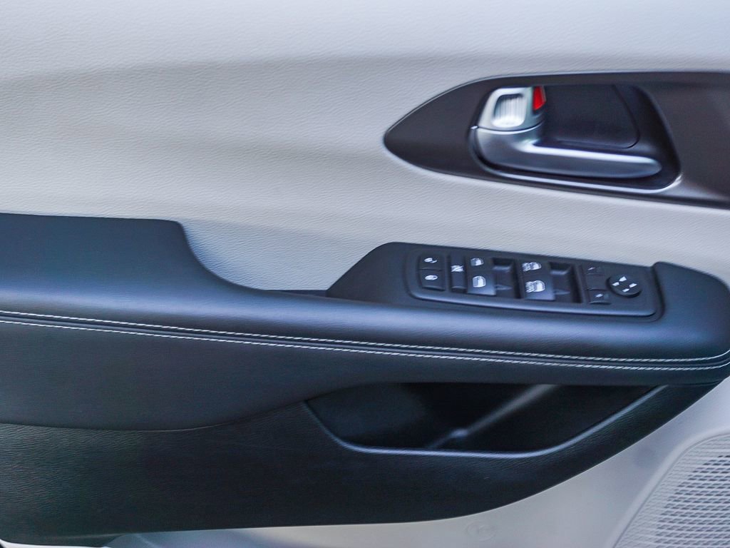 Used 2024 Chrysler Pacifica Touring-L FWD image 19