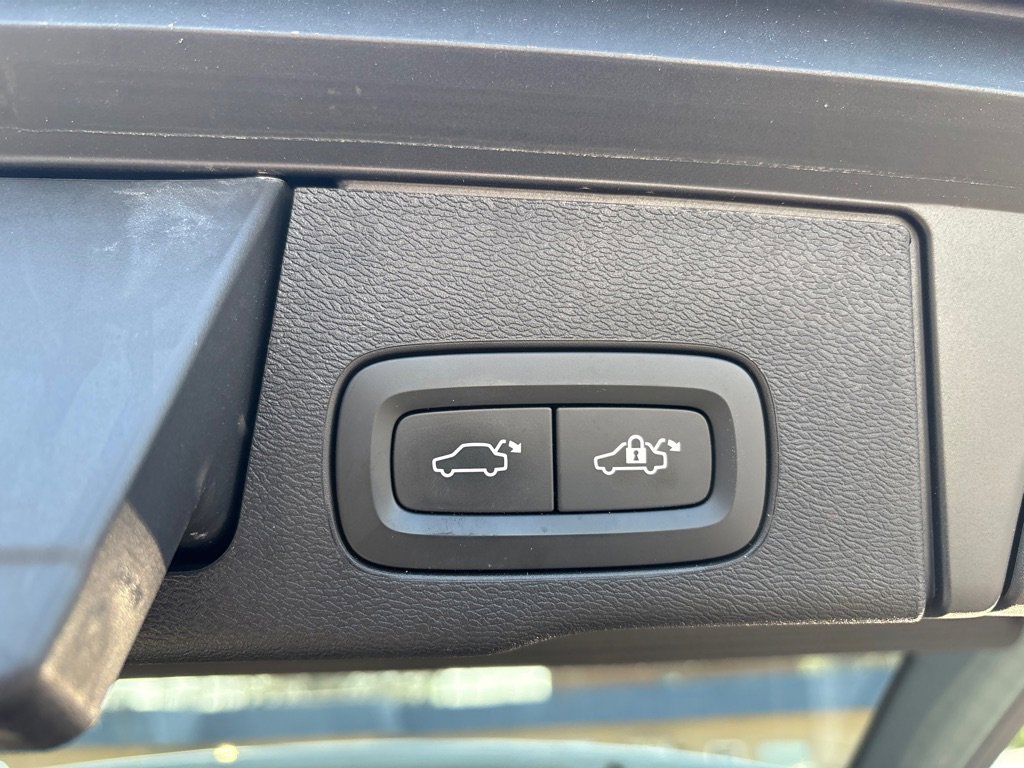 Used 2021 Volvo XC60 T6 Momentum image 26