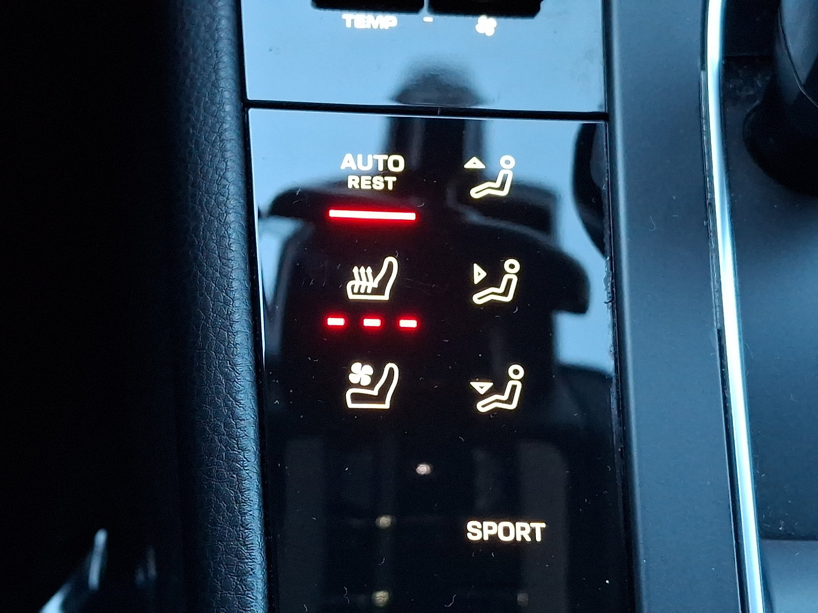 Certified 2025 Porsche Macan AWD/4WD image 27
