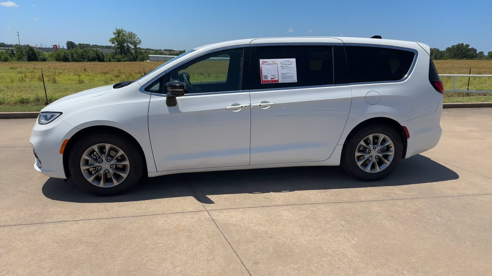 Used 2026 Chrysler Pacifica Limited FWD image 6