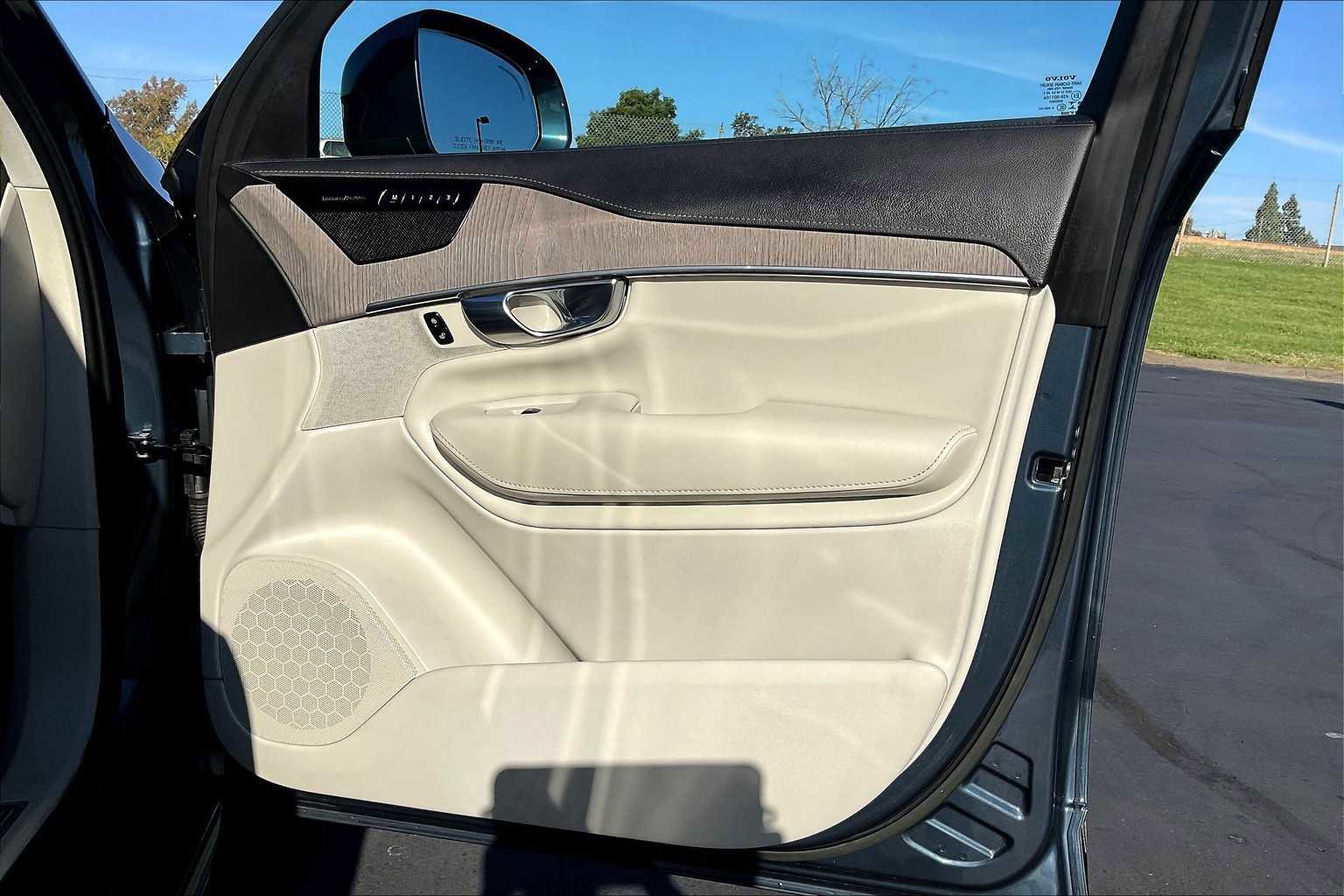 Used 2022 Volvo XC90 T6 Inscription w/ Advanced Package image 27