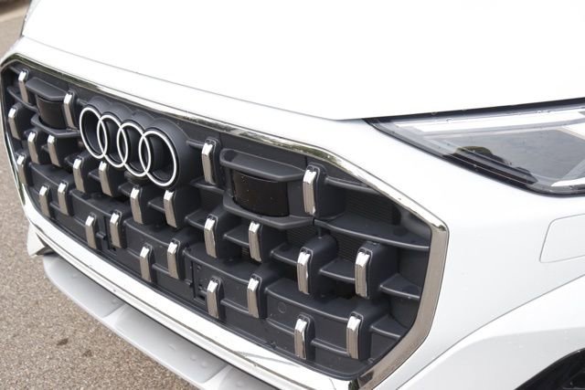 Used 2024 Audi Q8 Premium image 11