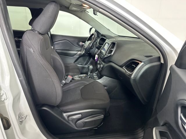 Used 2019 Jeep Cherokee Latitude w/ Cold Weather Group image 28