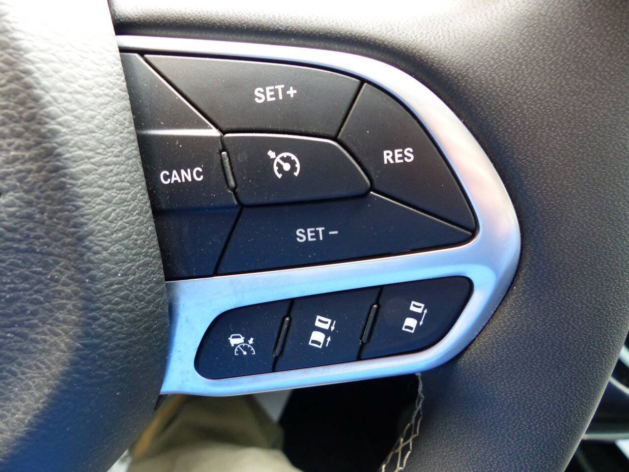 Used 2025 Chrysler Pacifica Select FWD image 42
