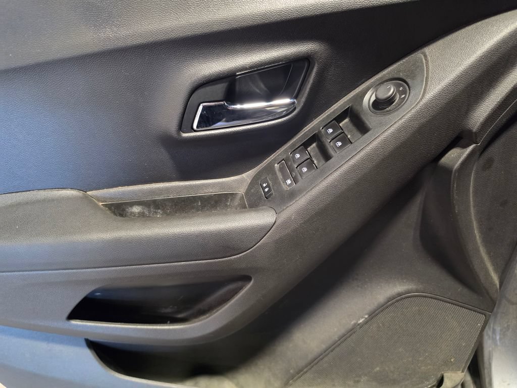 Used 2020 Chevrolet Trax LT w/ LT Convenience Package AWD/4WD image 6