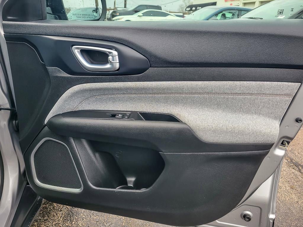 Used 2023 Jeep Compass Latitude image 22