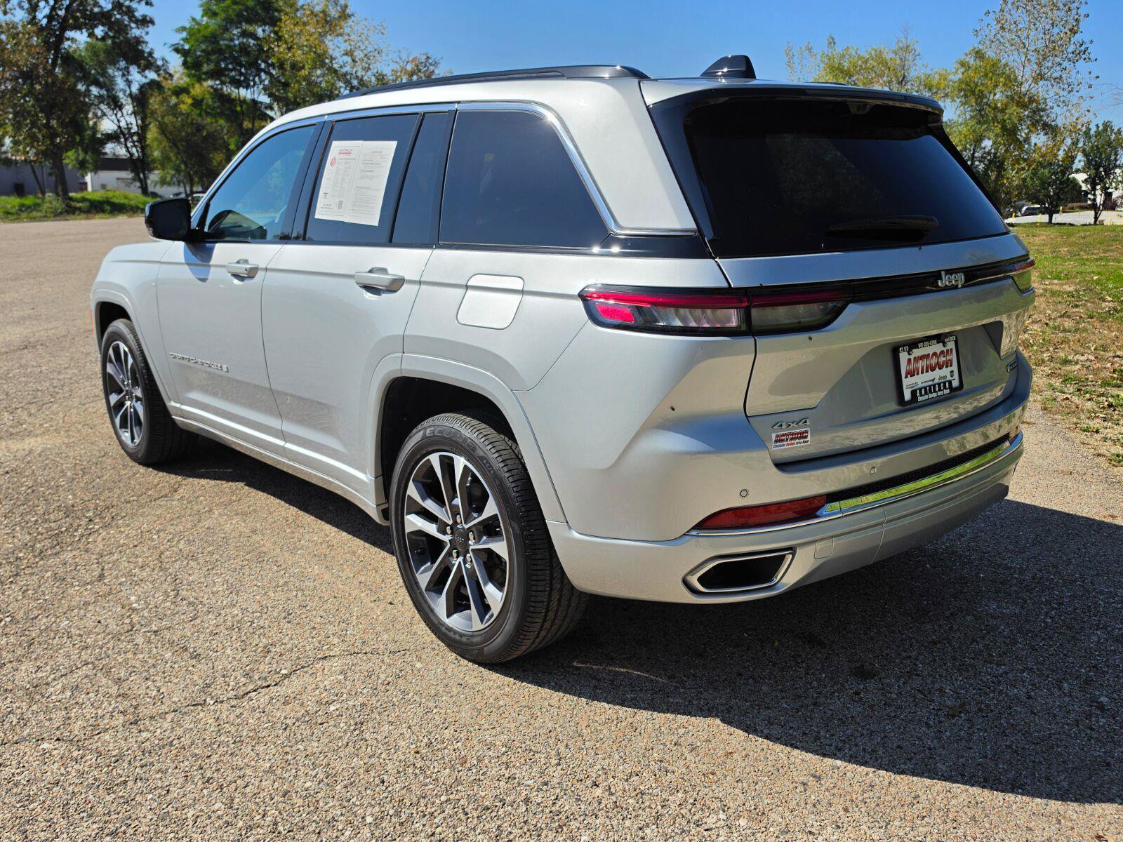 Used 2025 Jeep Grand Cherokee Overland w/ Luxury Tech Group IV AWD/4WD image 18