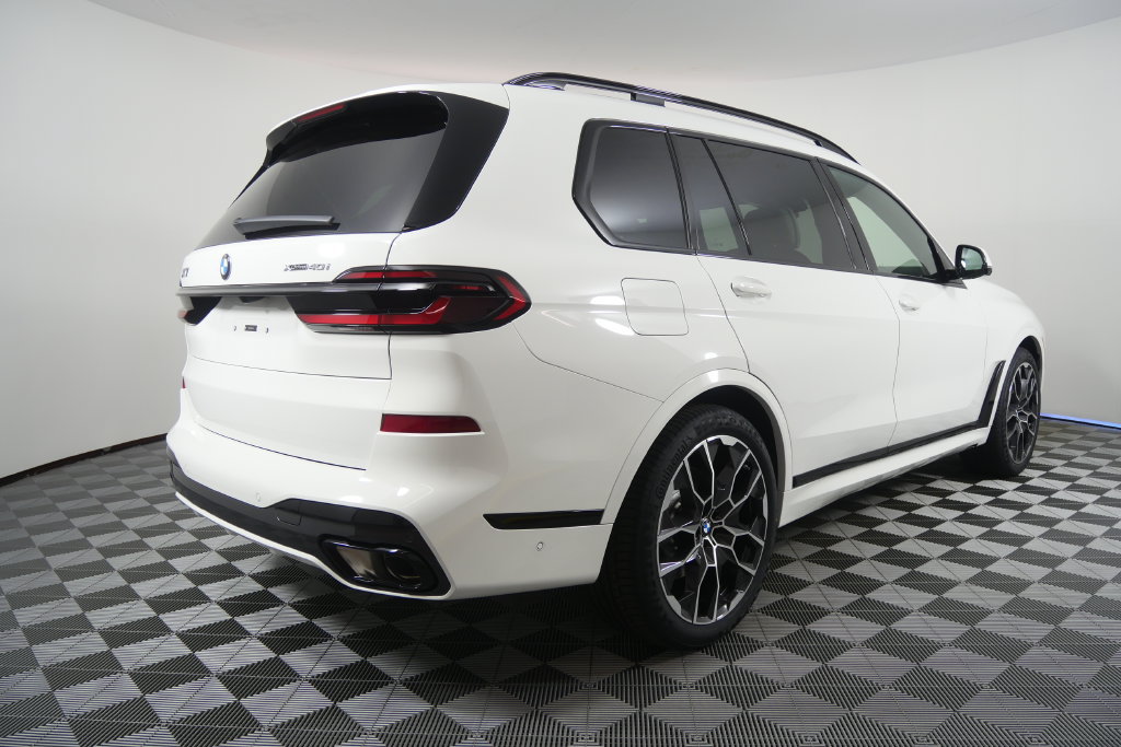 Used 2027 BMW X7 xDrive40i w/ M Sport Package AWD/4WD image 4