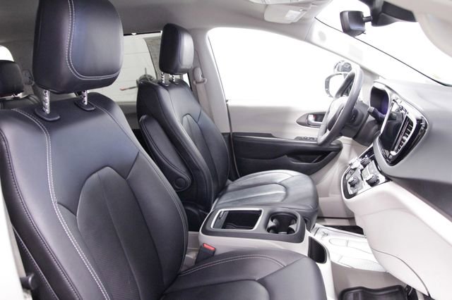 Used 2024 Chrysler Pacifica Touring-L image 12