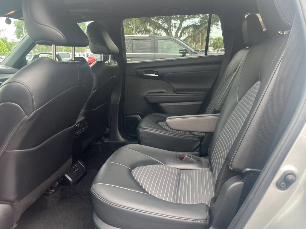 Used 2025 Toyota Highlander XSE AWD/4WD image 3