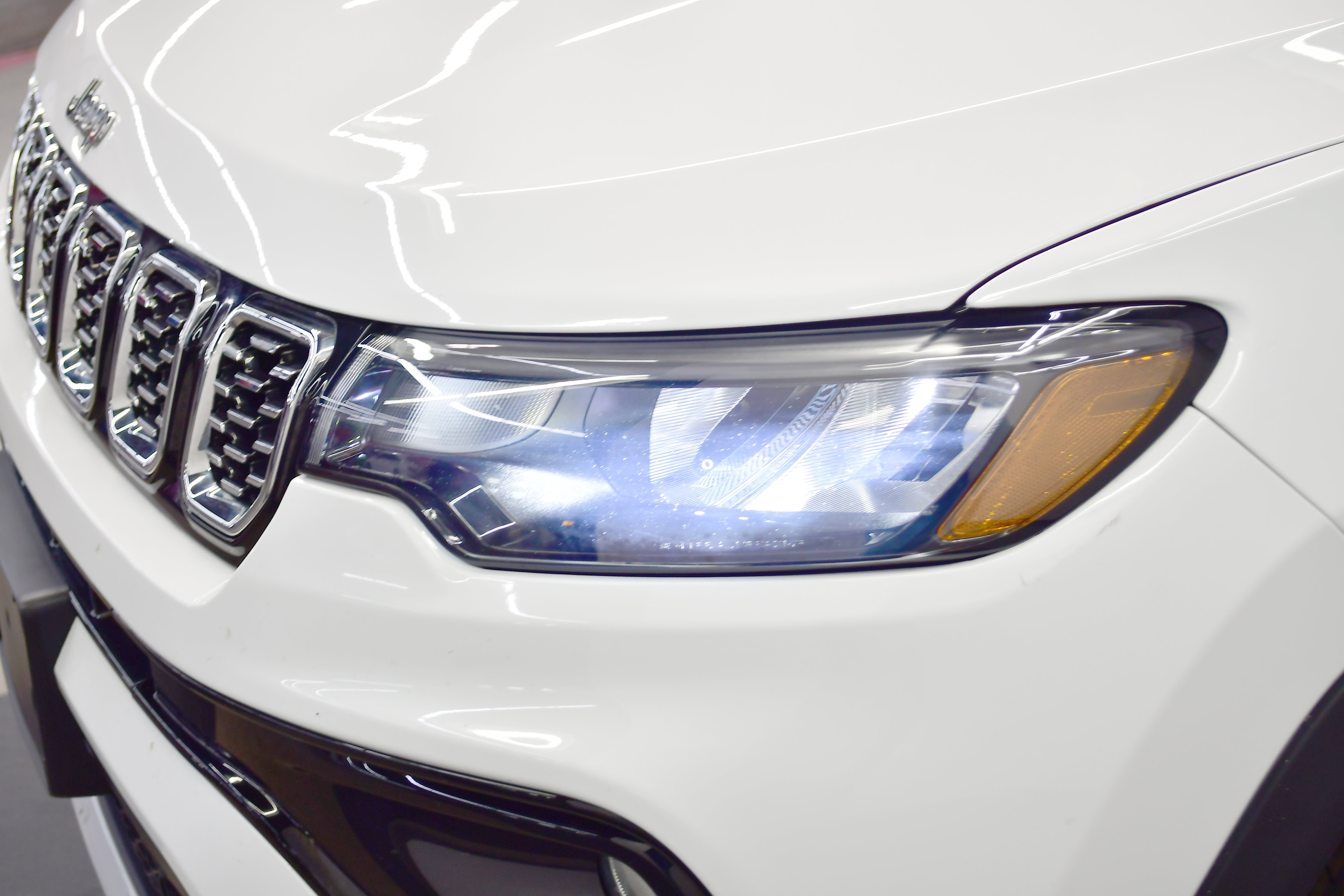 Used 2025 Jeep Compass Limited image 31