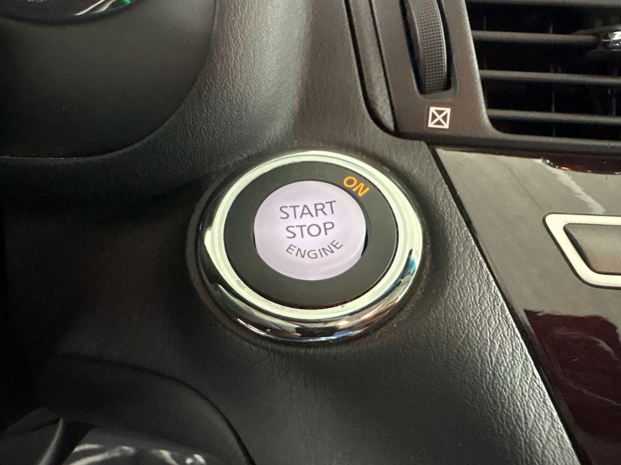 Used 2019 INFINITI Q70 Luxe image 27