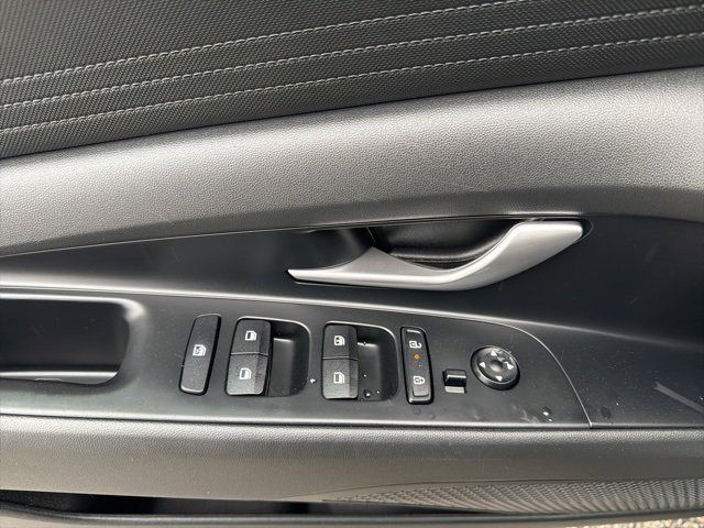 Used 2025 Hyundai Elantra SE image 14