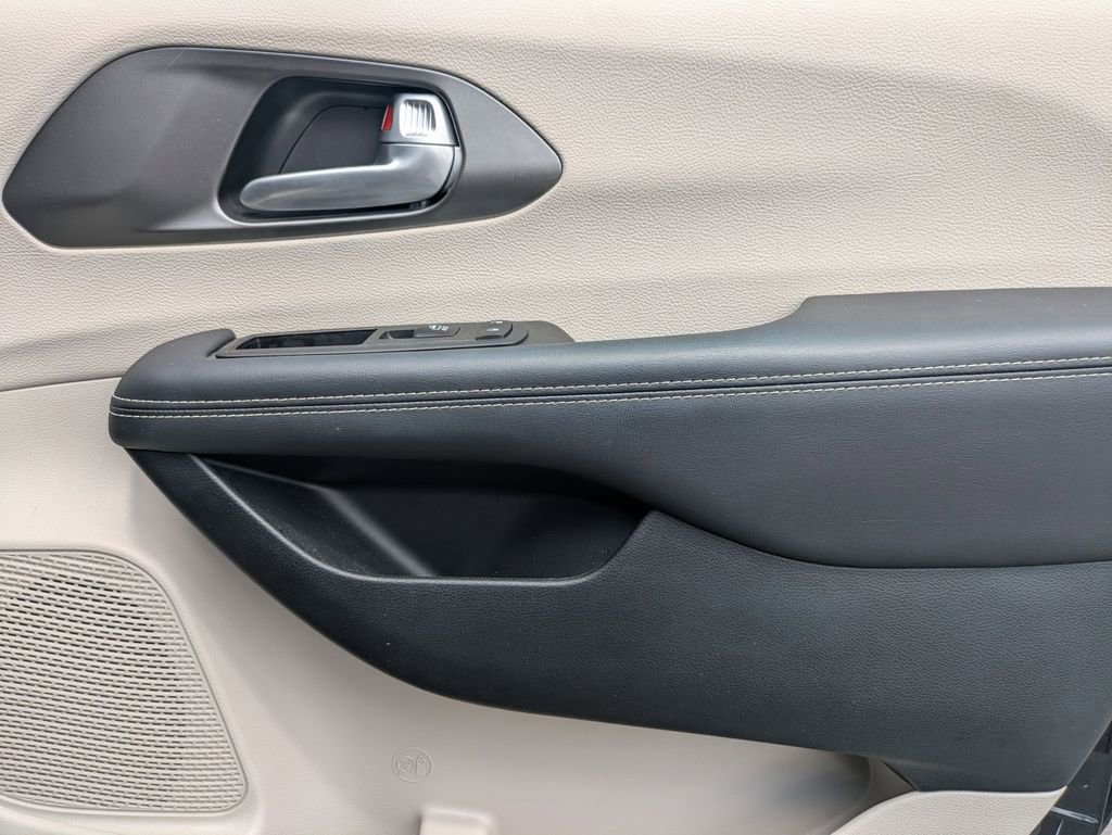 Used 2024 Chrysler Pacifica Touring-L image 31