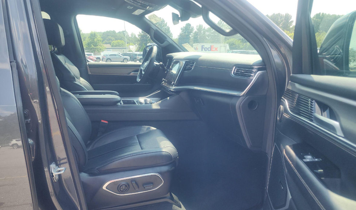 Used 2024 Jeep Wagoneer Series II AWD/4WD image 9