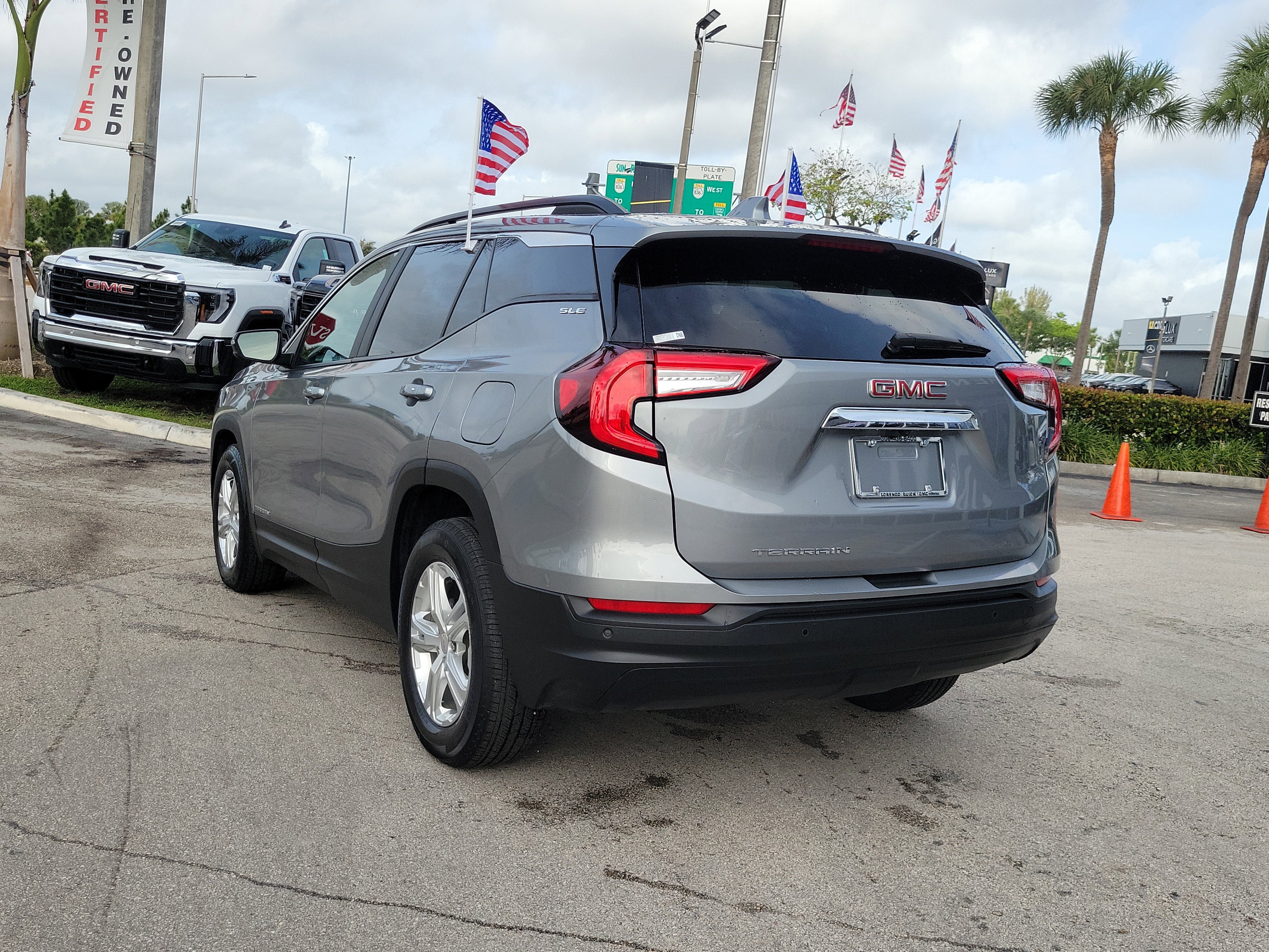 Used 2023 GMC Terrain SLE w/ Driver Convenience Package image 6