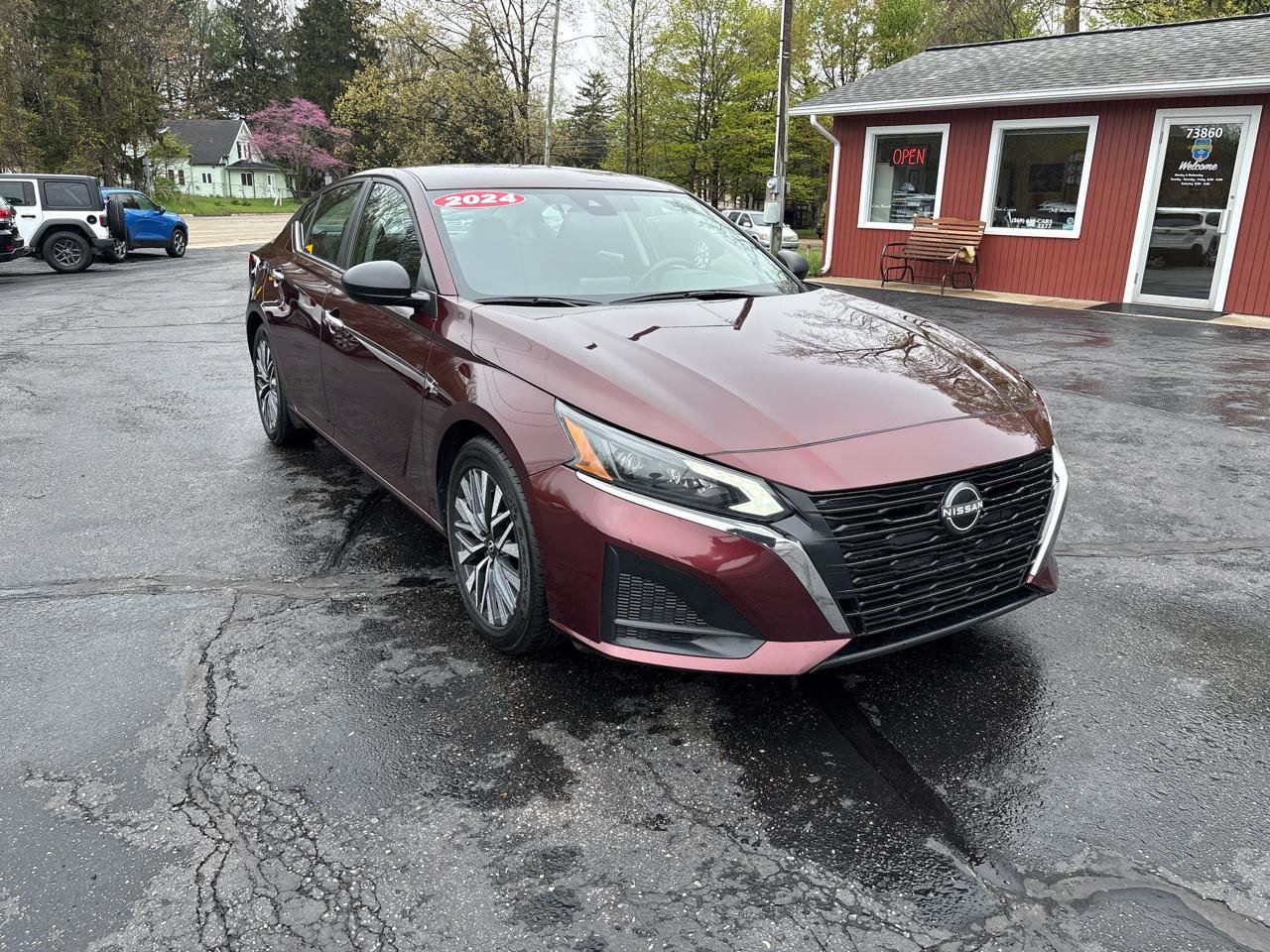 Used 2024 Nissan Altima 2.5 SV FWD image 2