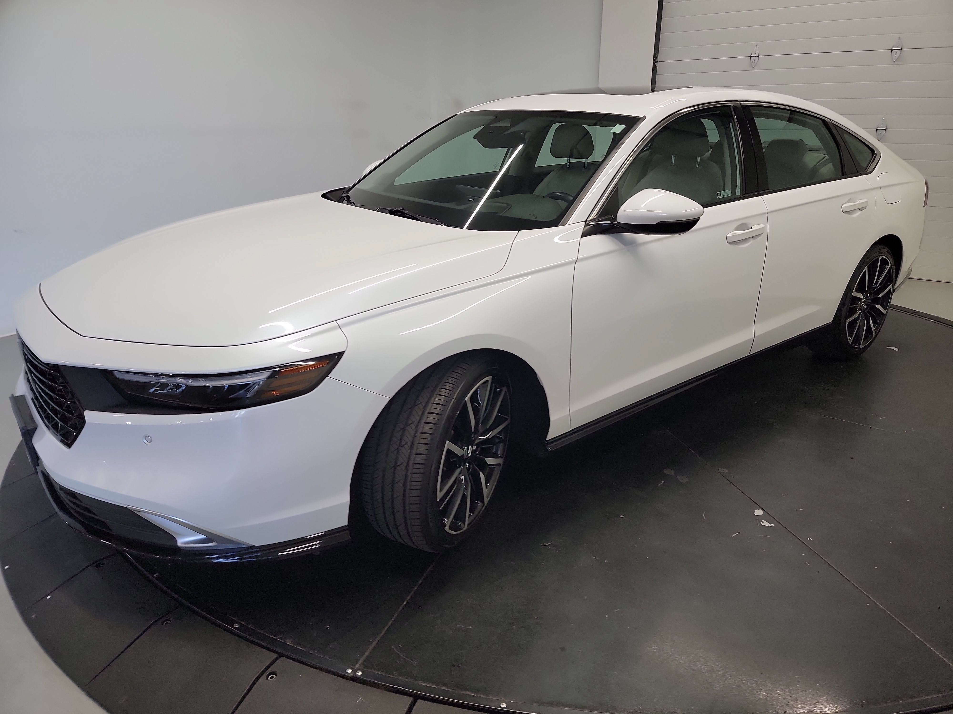 Used 2023 Honda Accord Touring image 3