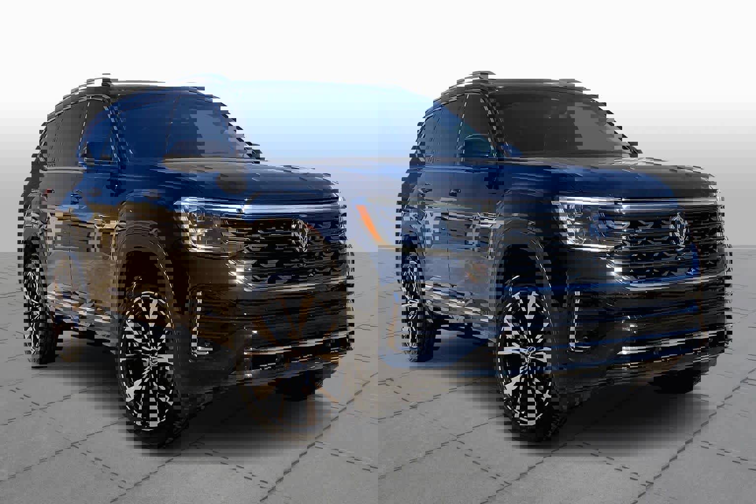 Used 2025 Volkswagen Atlas SEL Premium R-Line AWD/4WD image 2