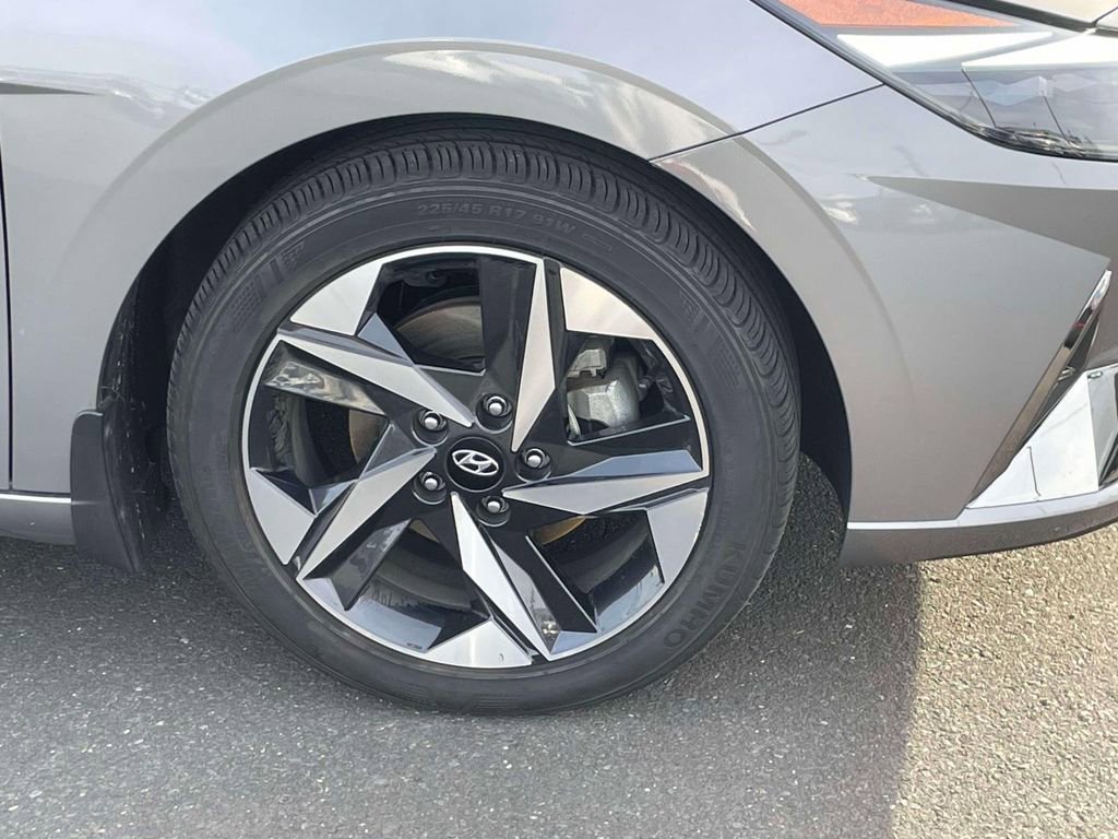 Used 2023 Hyundai Elantra Limited image 9