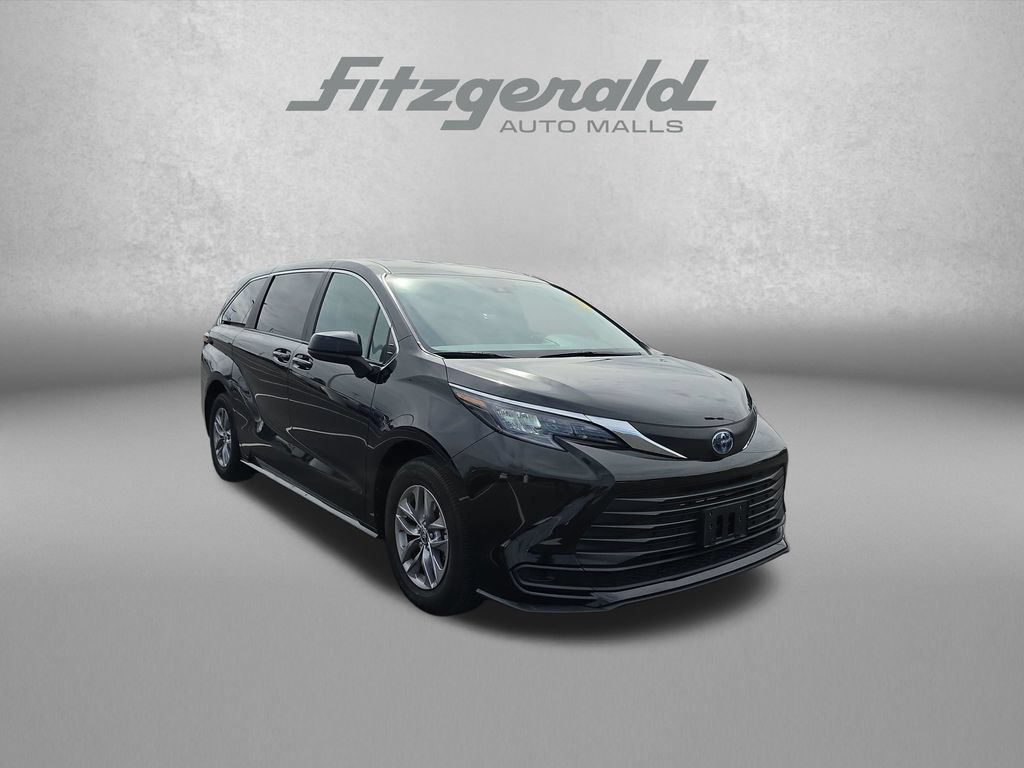 Used 2025 Toyota Sienna LE FWD image 1