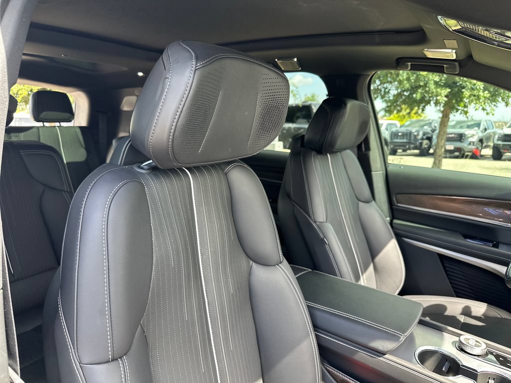 Used 2026 Cadillac Vistiq Sport w/ LPO, Floor Liner Package AWD/4WD image 38