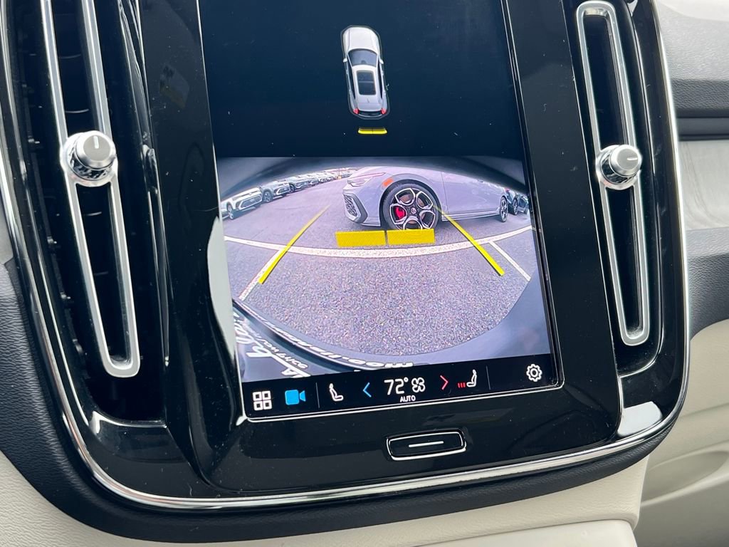 Used 2023 Volvo XC40 B4 Plus image 25