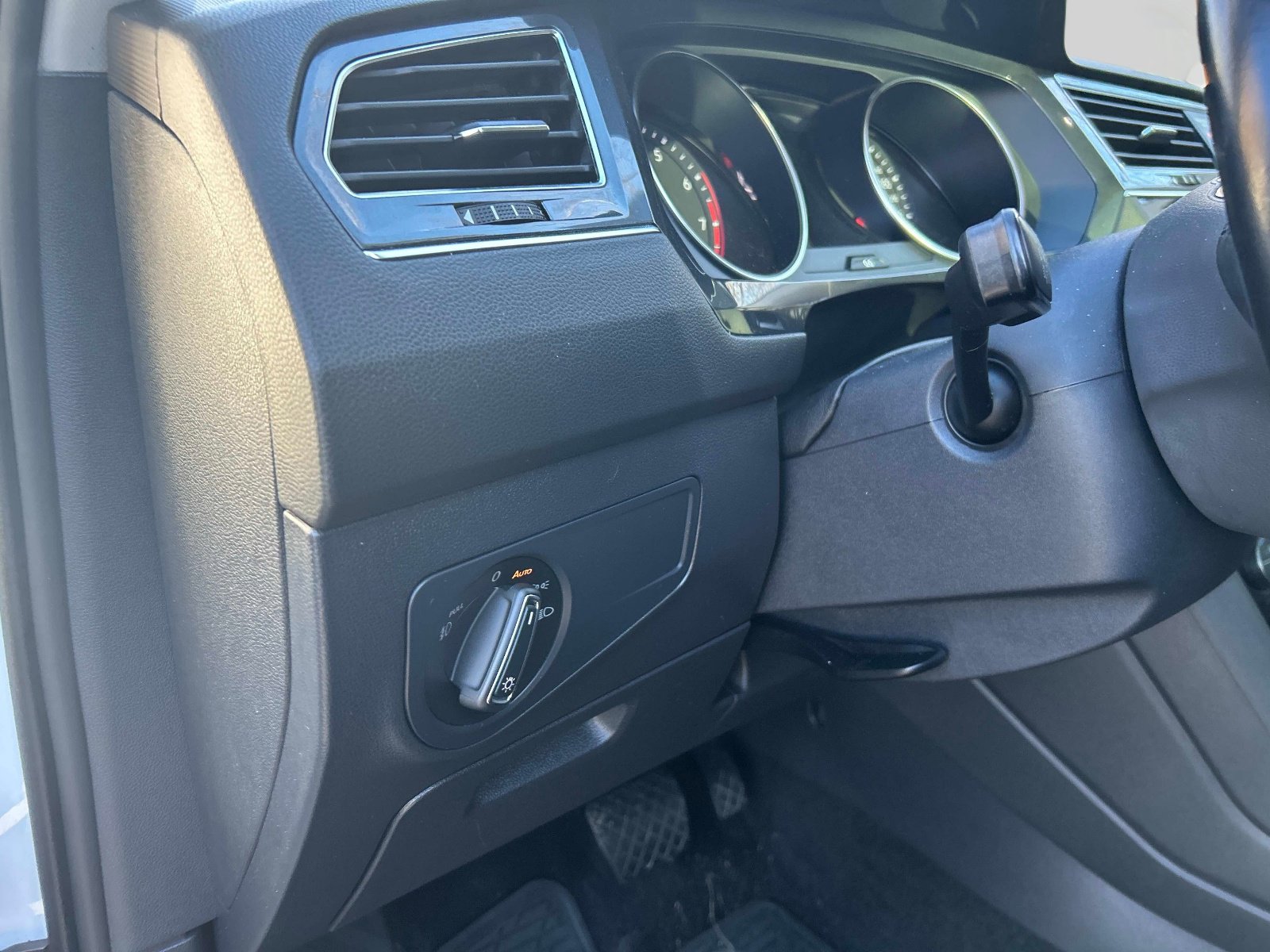 Used 2018 Volkswagen Tiguan SEL Premium AWD/4WD image 14