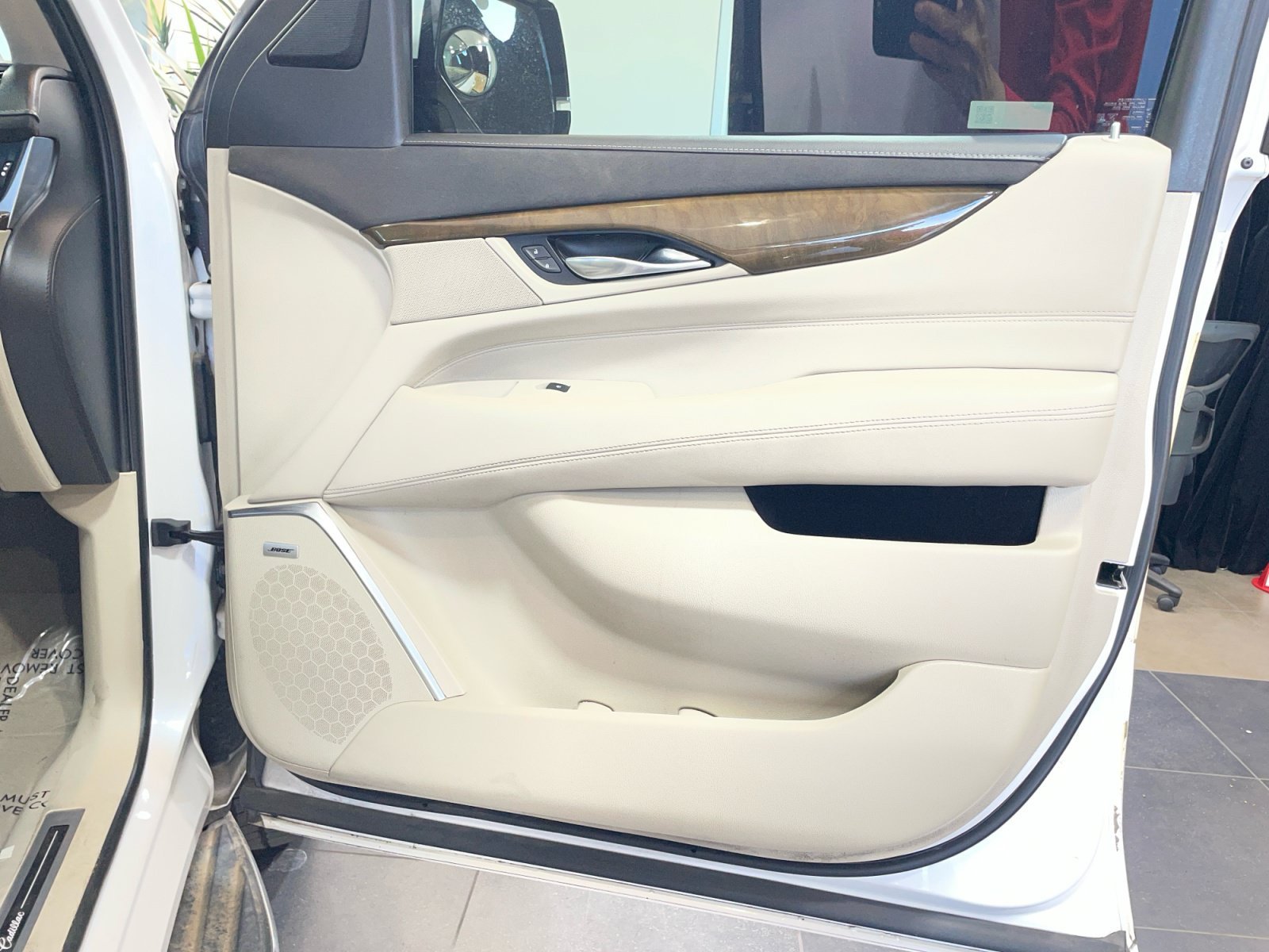 Used 2020 Cadillac Escalade Luxury w/ LPO, Radiant Package AWD/4WD image 16