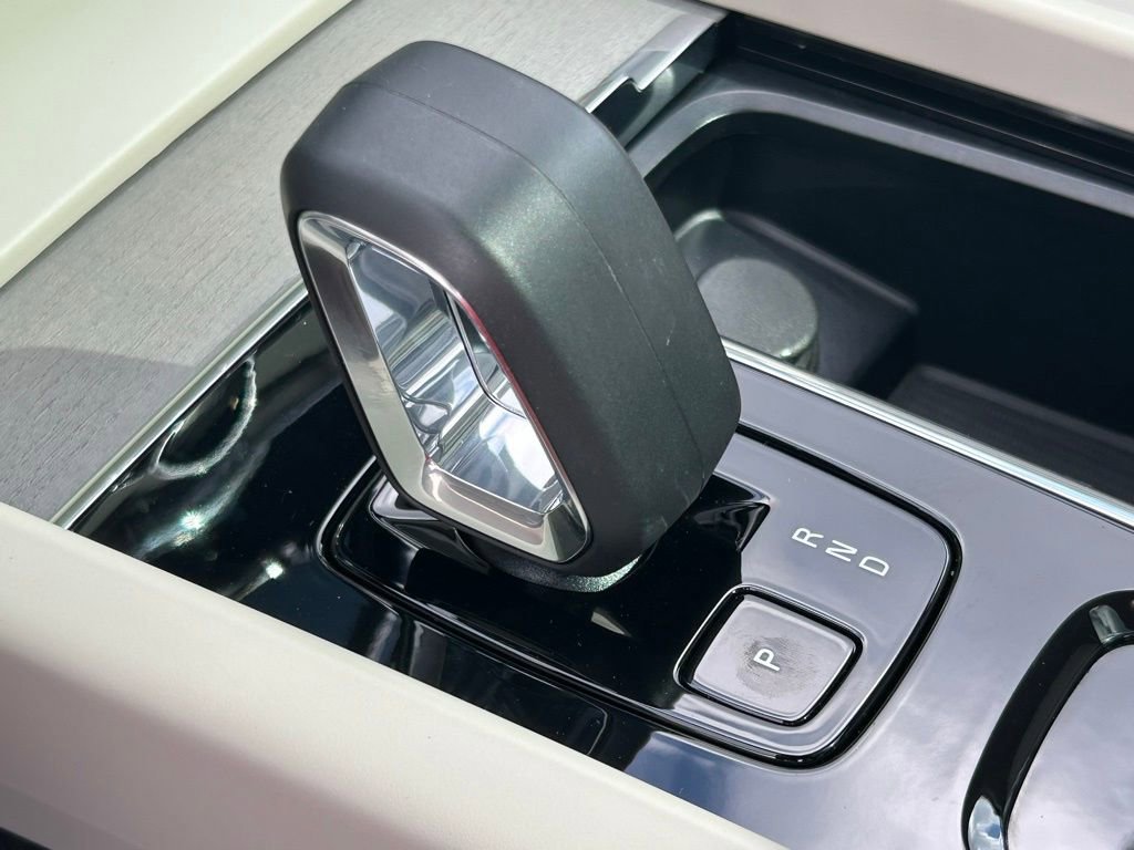 Used 2023 Volvo XC60 B5 Plus image 27