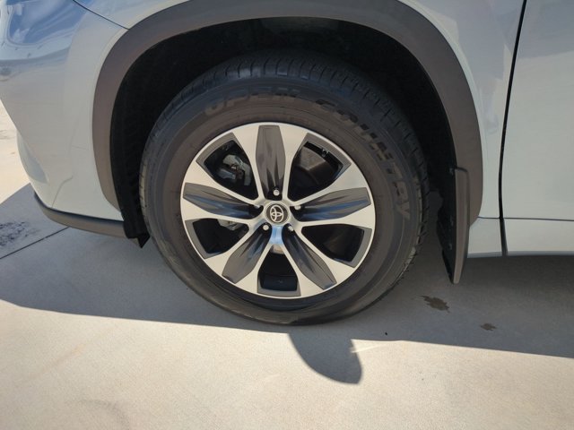 Used 2023 Toyota Highlander XLE FWD image 24