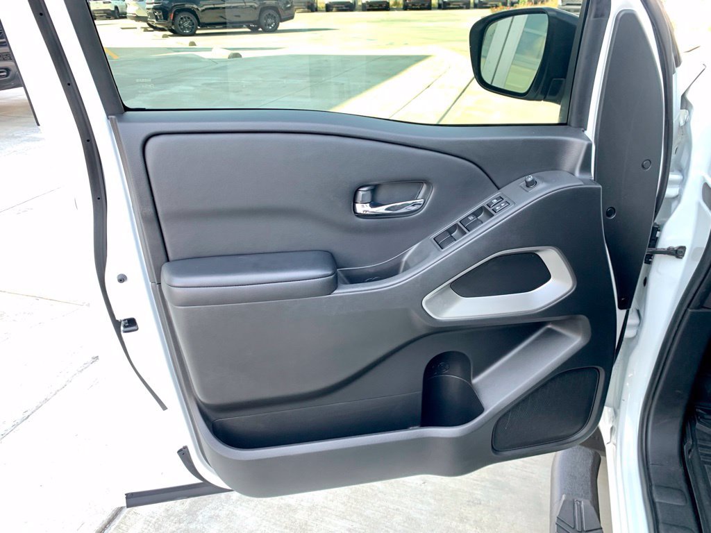 Used 2025 Nissan Frontier SV RWD image 11
