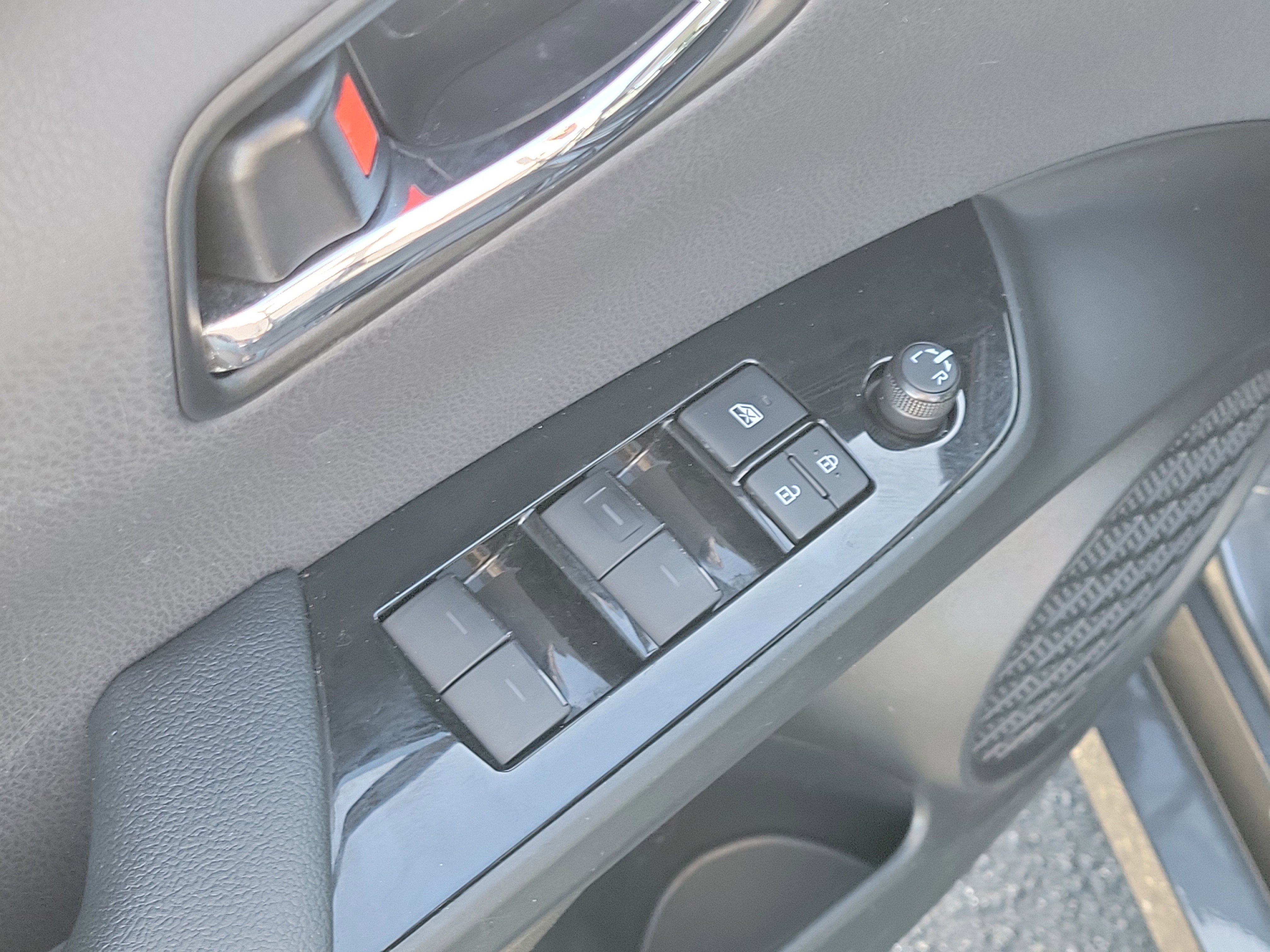 Used 2019 Toyota Prius XLE AWD/4WD image 19