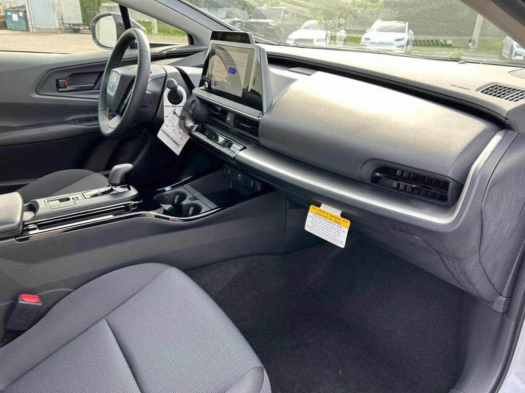 Used 2025 Toyota Prius LE FWD image 41