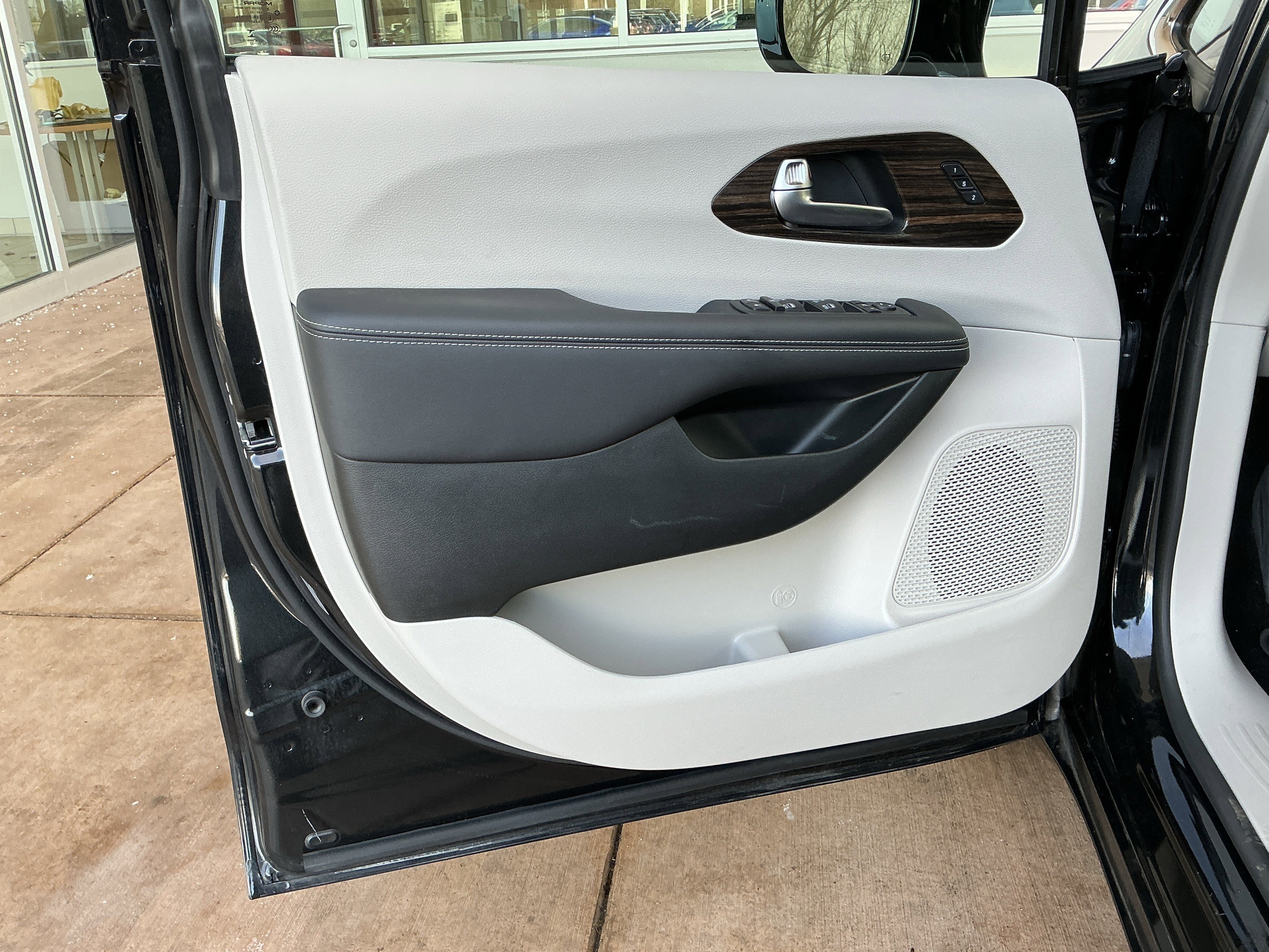 Used 2023 Chrysler Pacifica Limited image 14