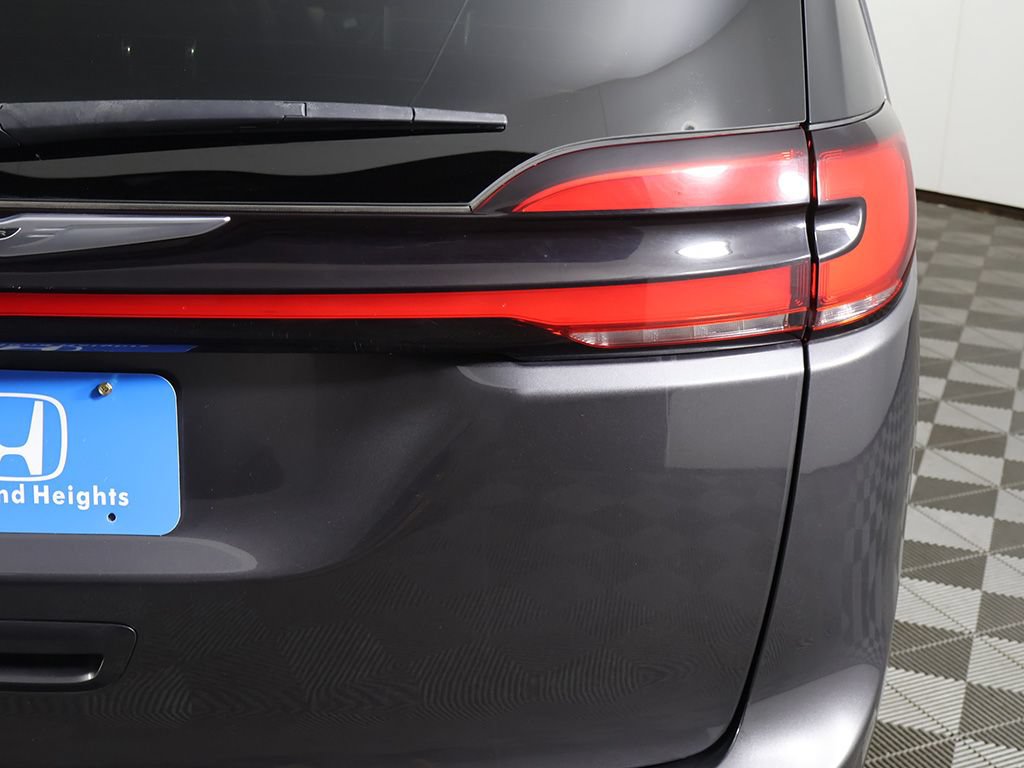 Used 2023 Chrysler Pacifica Touring-L FWD image 15