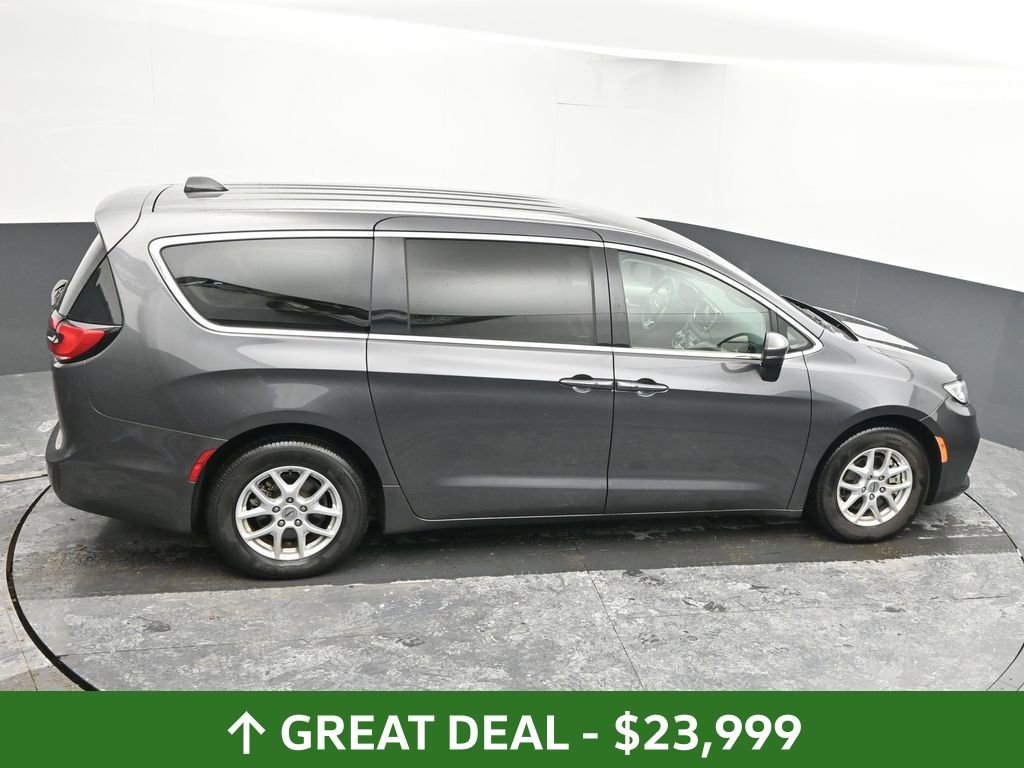 Used 2023 Chrysler Pacifica Touring-L image 42