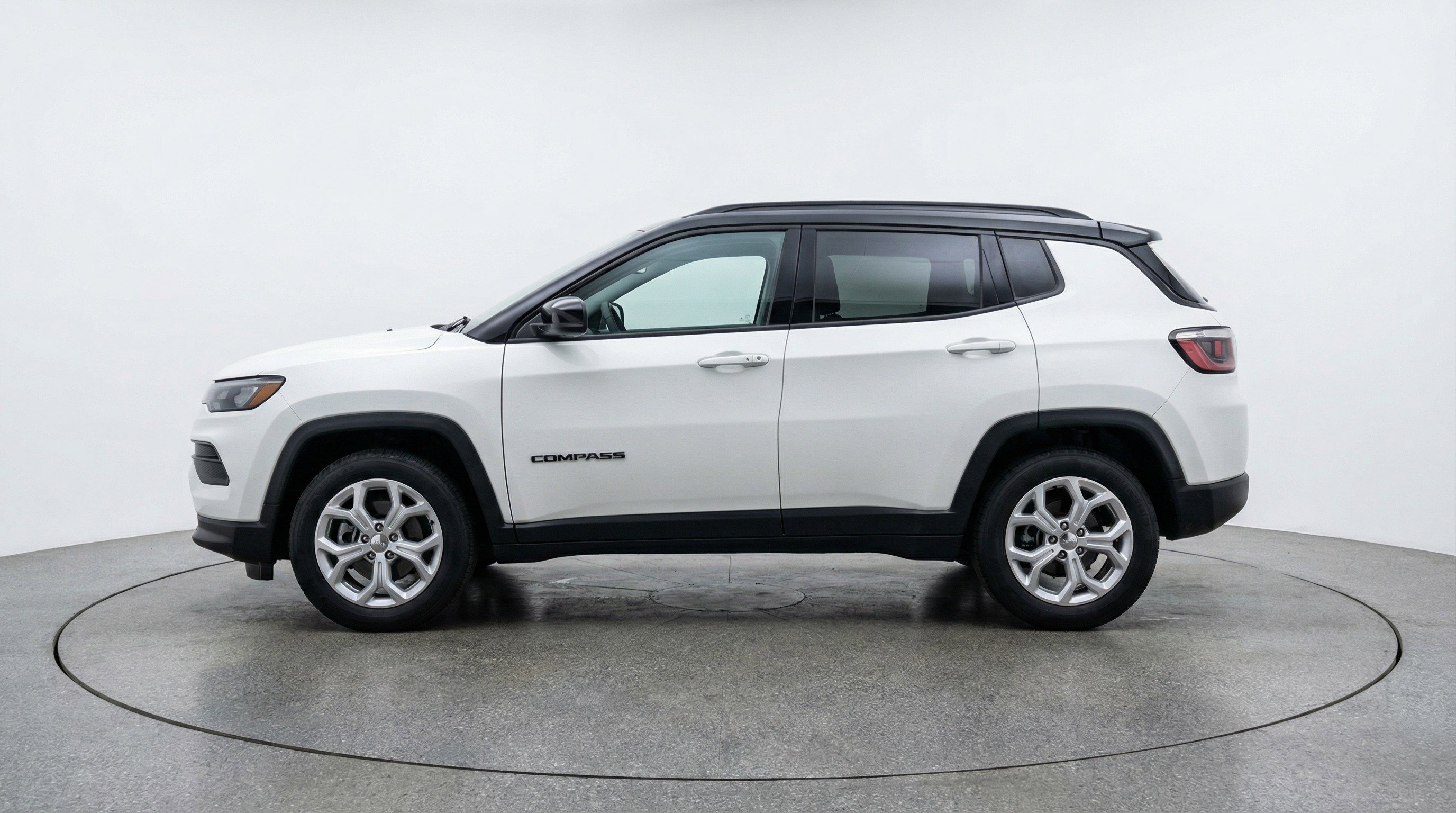 Used 2025 Jeep Compass Latitude AWD/4WD image 5
