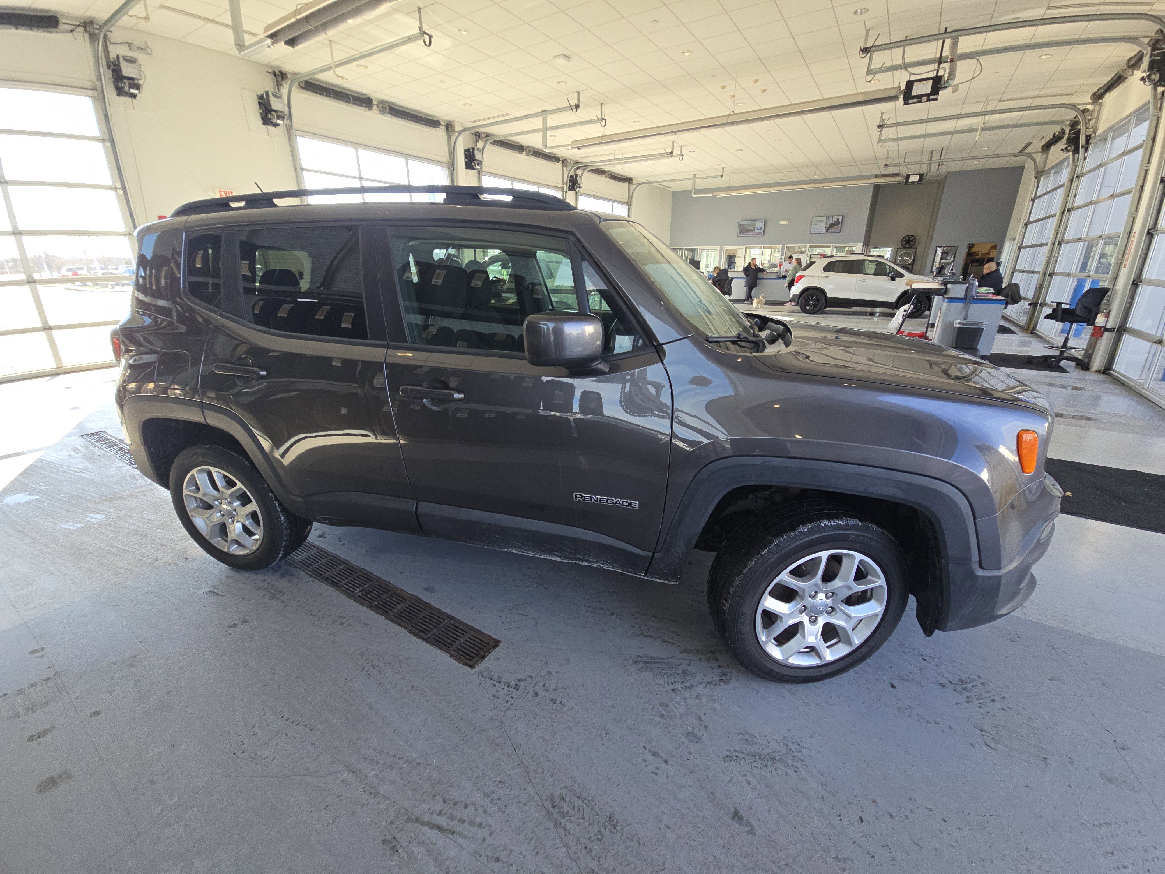 Used 2017 Jeep Renegade Latitude image 16