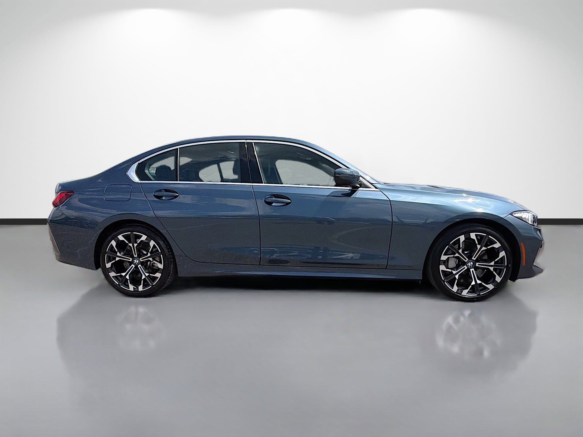 Used 2025 BMW 330i Sedan RWD image 2