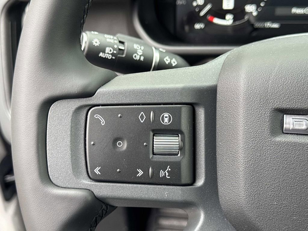 New 2026 Land Rover Defender 130 X-Dynamic SE image 30